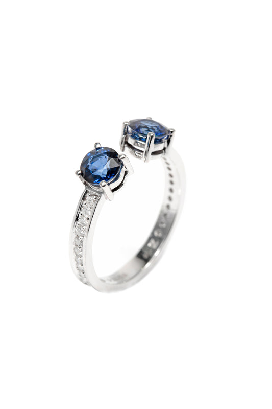 Blue sapphire ring with white diamonds in 18k white gold