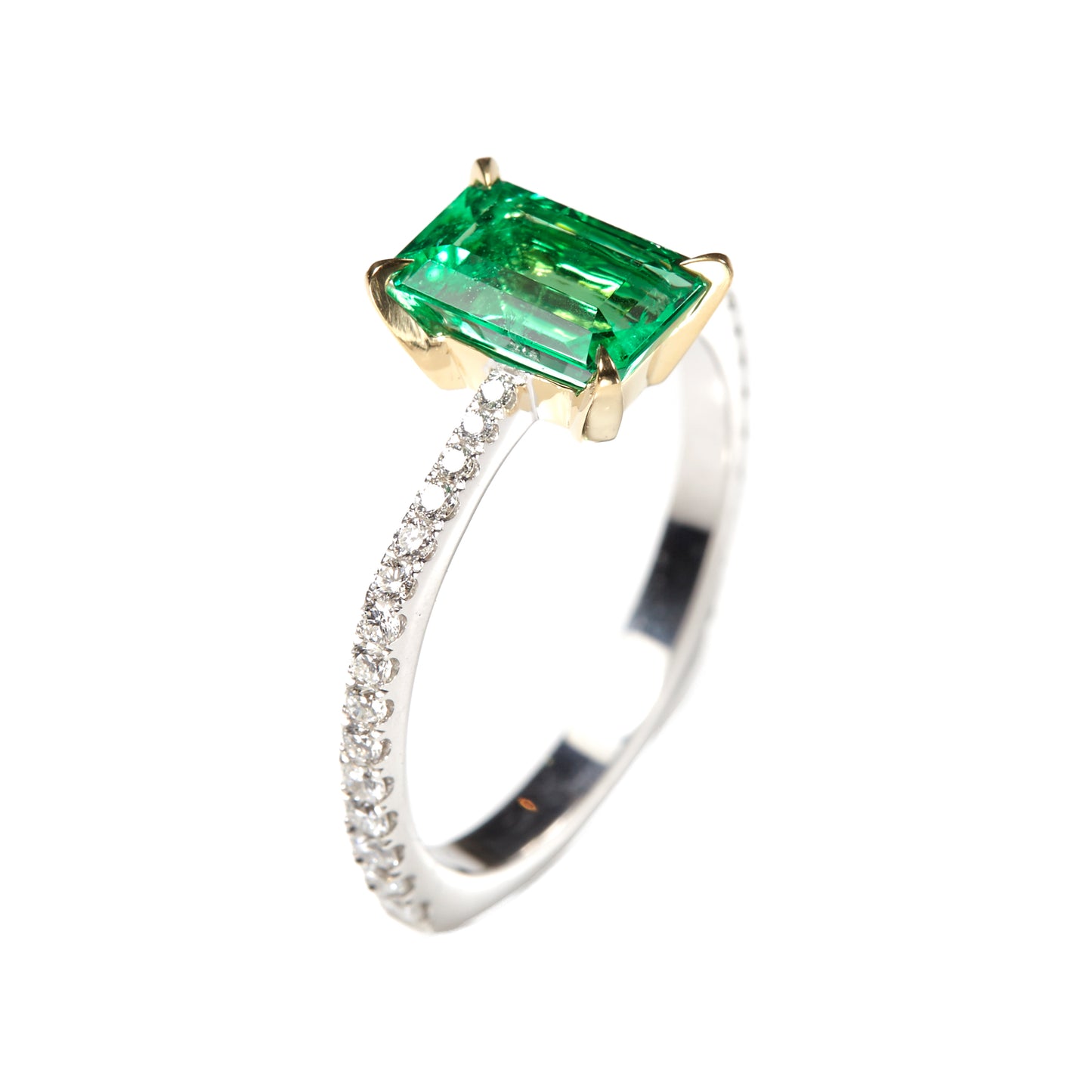 Emerald ring with white diamonds in 18k white and yelllow gold