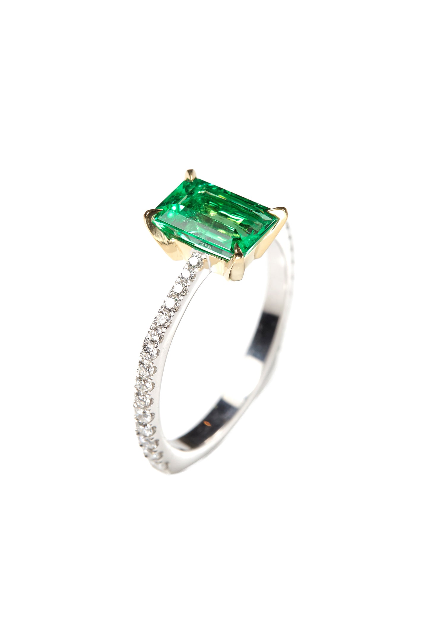 Emerald ring with white diamonds in 18k white and yelllow gold